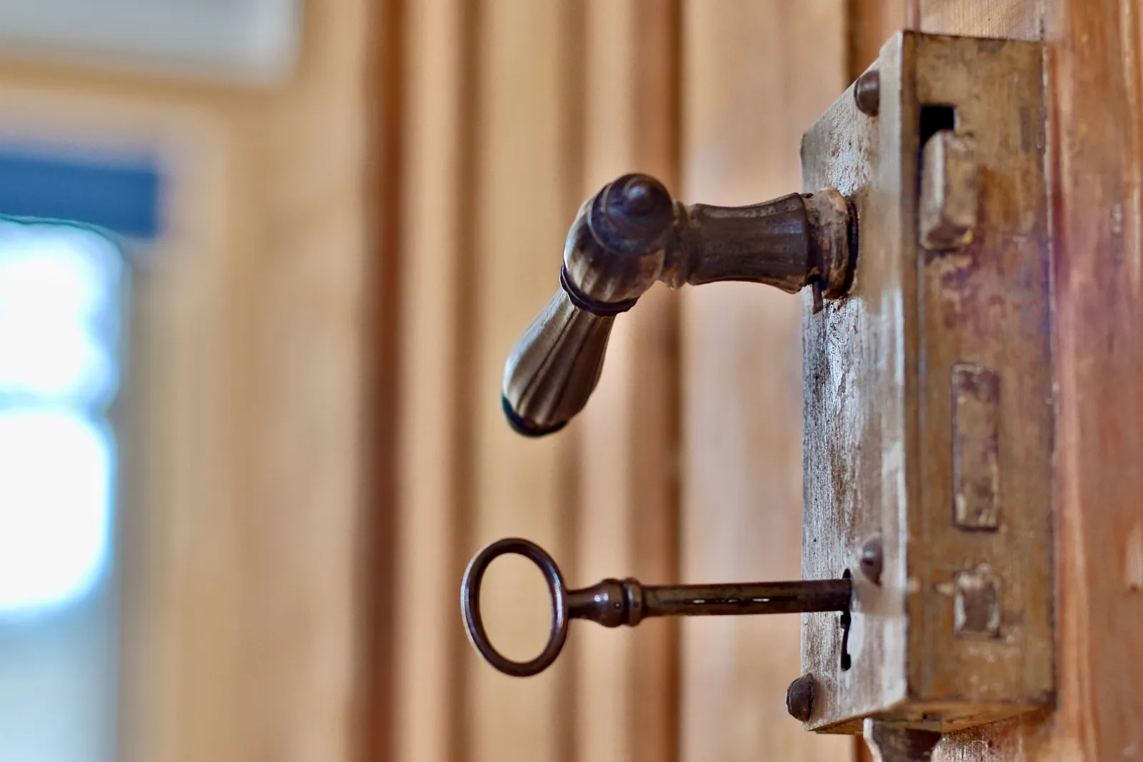 Wohnzimmer der Dachgeschosswohnung mit gemütlicher Couch