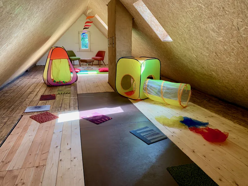 Heller Yogaraum unterm Dach