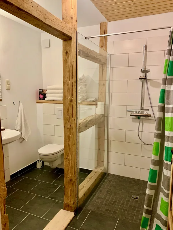 Modernes Bad mit bodengleicher Dusche