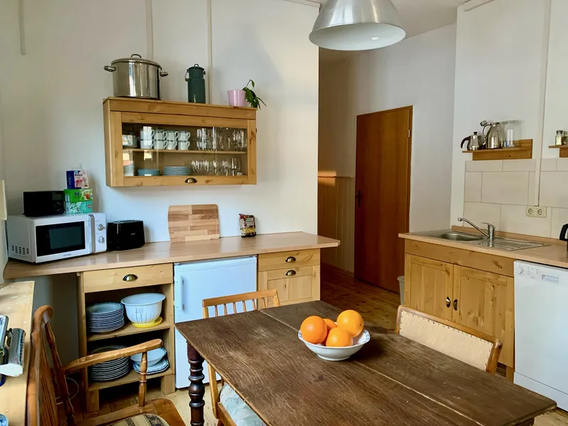 Offene Wohnküche mit großem Esstisch