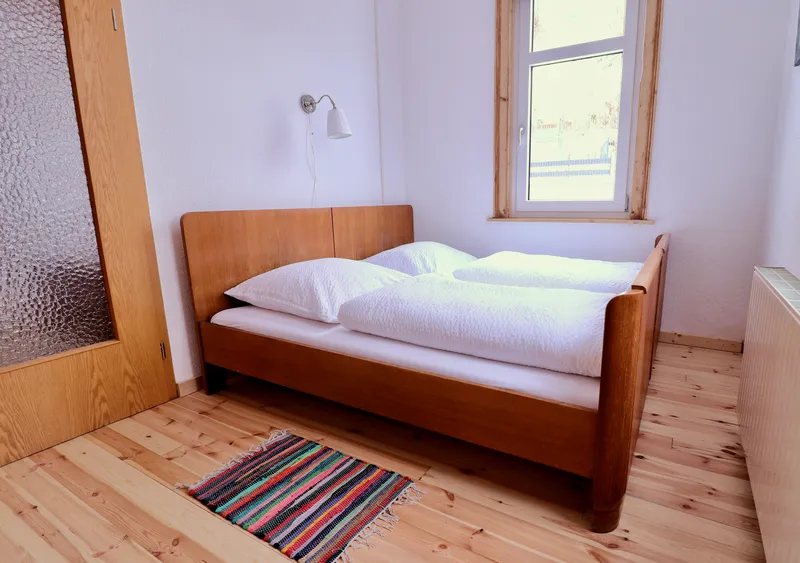 Schlafzimmer mit Doppelbett