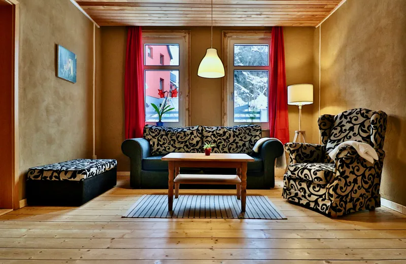 Wohnzimmer mit Lehmputzwand und Spielecke
