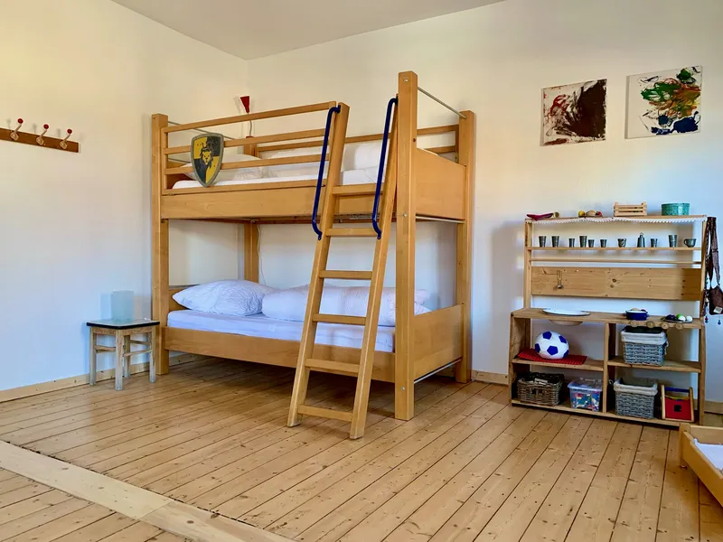 Kinderzimmer mit Etagenbett und Einzelbett