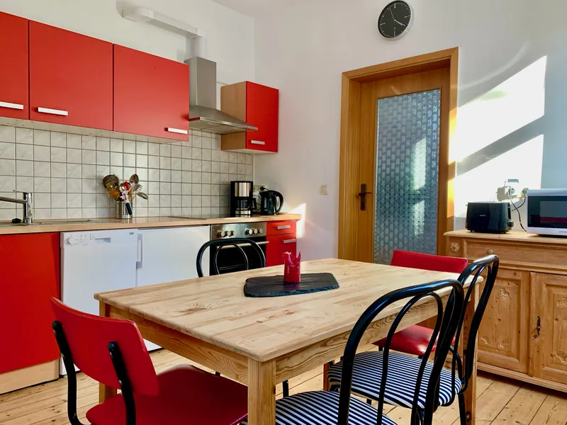 Küche mit Esstisch für die Familie